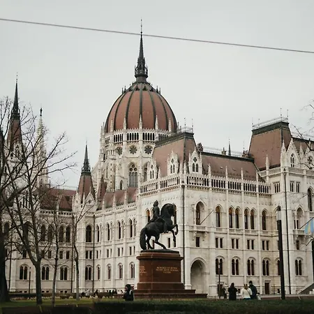 Parliament Exclusive Gallery Apartment *